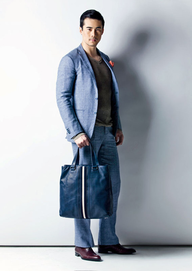 蓝色回纹西装上衣、裤子 Ermenegildo Zegna 镂空针织V 领衫 Dolce & Gabbana 棕红色皮鞋 Louis Vuitton 蓝色网眼饰条纹手提包 Bally 红色格纹方巾 Salvatore Ferragamo 深棕色树脂眼镜 Burberry from 亮视点