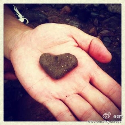 ������ܿ΢��ɹ����񵽵�����ʯͷ