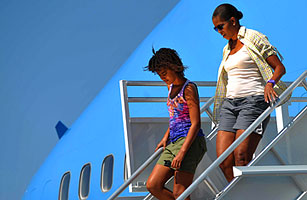 米歇尔-奥巴马与女儿马莉娅在大峡谷国家公园机场走下空军一号