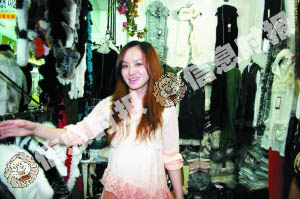 “红遍天”二楼“街头潮流”店的老板莎莎，她店里最新款的皮衣和毛衣都是在汕头制作的。