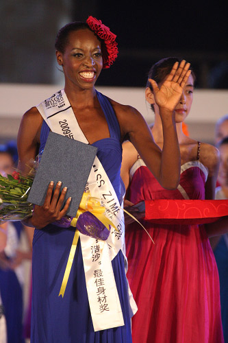 43号选手CHIVUNGA RENNY TSITSI 获2009新丝路世界比基尼小姐大赛“浩沙”最佳身材奖