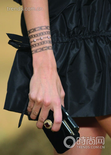 春夏秀上,模特展示了各种纹身图案,就好像戴着精美绝伦的chanel项链