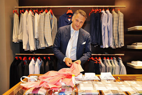 ISAIA衬衫裁缝师Raffaele Minervino现场演示缝纫技术