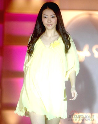 黄色的超短裙给女人的妩媚和性感都加分
