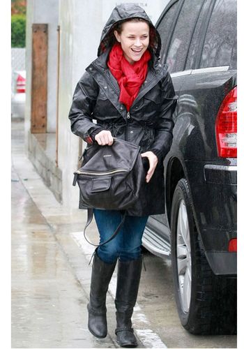 连帽外套用一条大红色的围巾做点缀，喜庆又抢眼