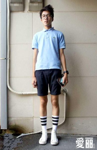 组图:找回曾经的青春动感 足球袜风靡东京街头