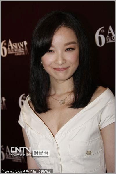 倪妮用清新淡雅的妆容搭配简约的深V套装