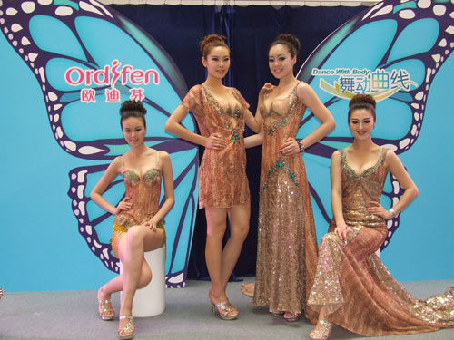 舞动曲线创意真人彩绘秀