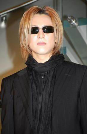 这并不是酷爱视觉系的yoshiki第一次穿婚纱,但却也是1991年之后再次