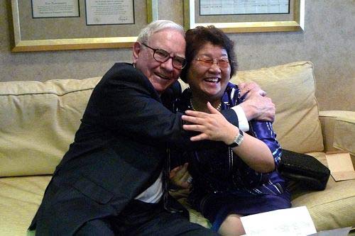 巴菲特身穿创世的西服，与大杨集团董事长李桂莲热情拥抱。