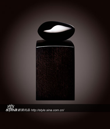 《Surface表面》最佳化妆品:阿玛尼贵族香水
