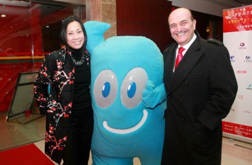 　欧莱雅（中国）总裁盖保罗和我与世博会吉祥物海宝合影