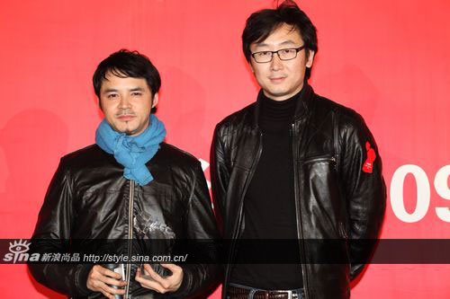 著名导演陆川先生(右)为韦嘉颁发年度成长艺术家奖