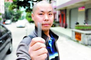 祖籍四川省,38岁,被吉尼斯誉为"中国铁掌第一人"和"中国金钟罩铁布衫