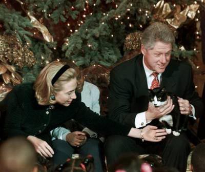 1996年,"袜子"跟克林顿夫妇在一起(新浪女性配图,图片来源:环球在线)