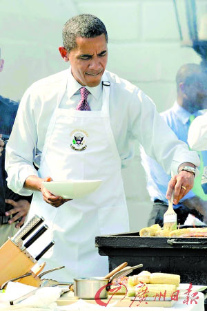 奥巴马在白宫举行烧烤晚宴，并亲自下厨