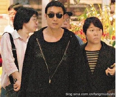 型男梁家辉多年来对自己的"丑妻"不离不弃