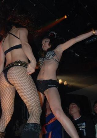 组图:实拍酒吧MM的迷乱夜生活 - 女人如花博客