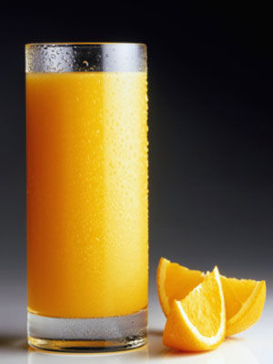 六,橘子汁   材料:橘子2颗,开水150ml   做法:将橘子去皮,放入果汁机