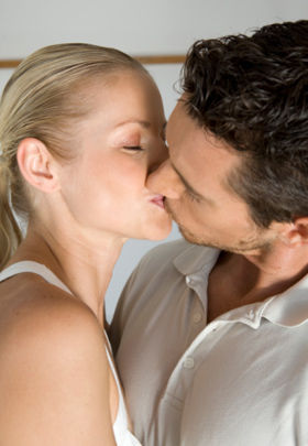 接吻会不会传染艾滋病