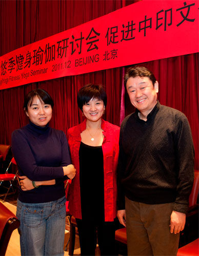 左起：曹京华女士，尹岩女士，公冶民主任合影