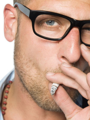 烟快燃尽仍持续吸的男人缺乏信心