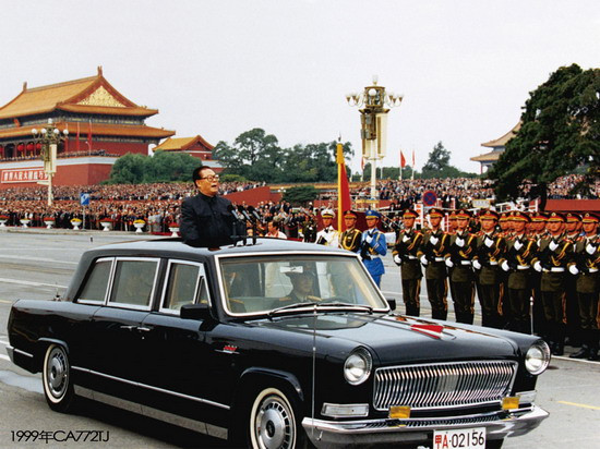 在国庆50周年大典时，江泽民乘坐检阅车检阅了三军。他乘坐的仍是原来的红旗防弹车，只不过加了个天窗 在国庆50周年大典时，江泽民乘坐检阅车检阅了三军。