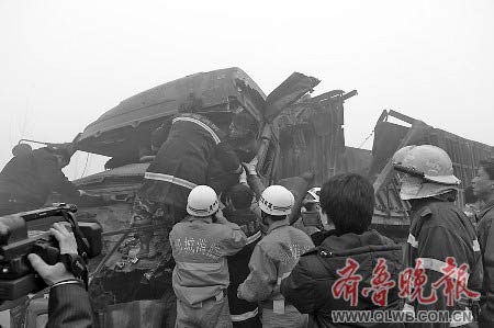 消防官兵救出被困司机。 通讯员 季刚 本报记者 刘铭 摄