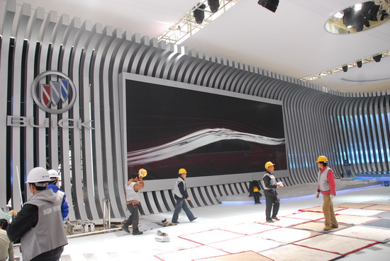 2010年北京车展探馆之展台设计流行奥运元素