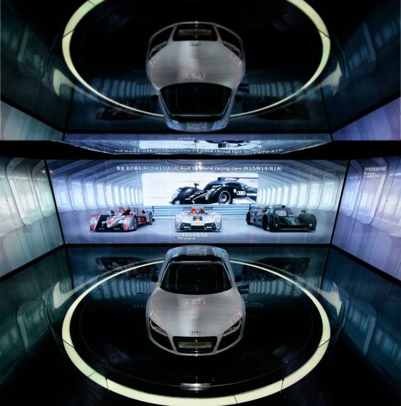 “奥迪R8 Spyder Matrix”大型装置艺术内部展示奥迪领先科技，带来强烈的视听震撼