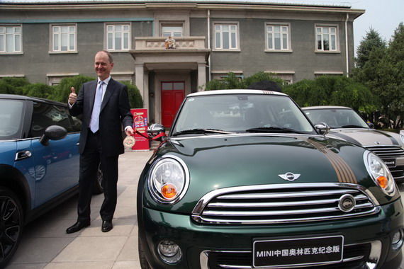 英国驻华大使吴思田先生(Mr. Sebastian Wood)授勋MINI，成为“英伦文化大使”。