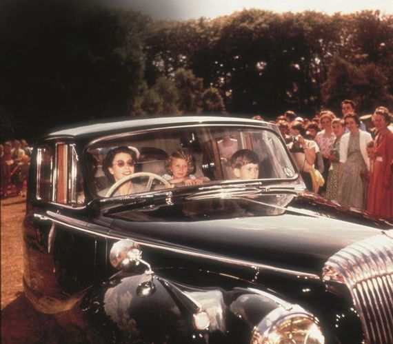 1957年伊丽莎白二世女王携孩子驾驶捷豹Daimler轿车于英国温莎庄园