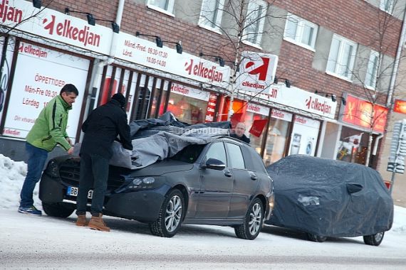 spyshots-engineers-unveil-mercedes-c-class-estate-medium_2