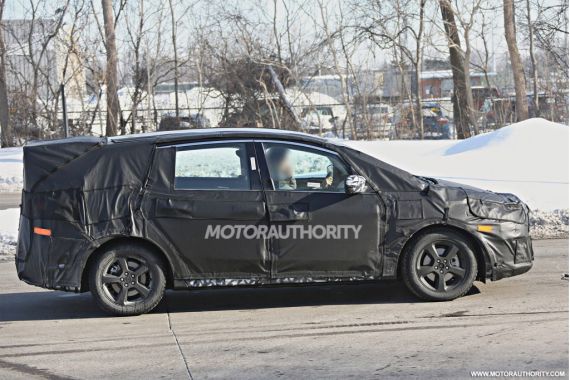 2015-ford-s-max-spy-shots_100457110_l