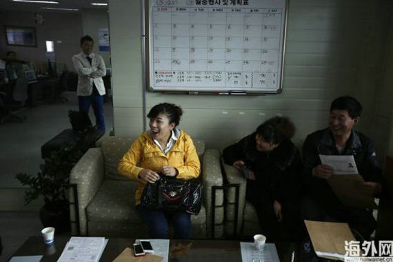 大批中国游客在韩考驾照 费用低换照容易