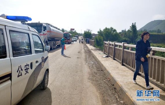 图为两名武警和一名警察坠桥身亡现场。