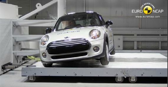 MINI Hatch EuroNCAP 04