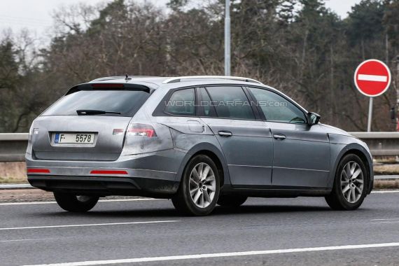 Skoda Superb Combi spy 05