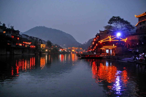 凤凰古城位于湖南省湘西土家族苗族自治州的西南部 凤凰古城位于湖南省湘西土家族苗族自治州的西南部