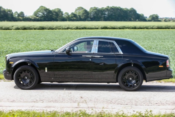 Rolls-Royce SUV mule spy 07