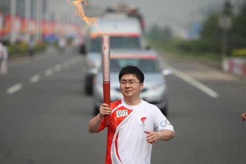 图为杜元竣代表一汽-大众,高举火炬传递圣火