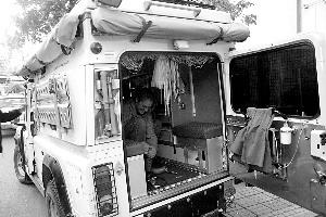 瑞士夫妇驾改装车中国度蜜月 出故障滞留求助