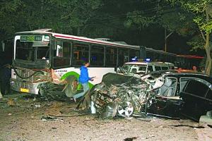 19日晚凤凰岭附近发生一起车祸,一辆奔驰下山途中撞上上坡公交车346路