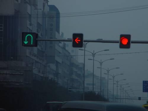 车辆掉头认准这些标识 不受左转红绿灯约束