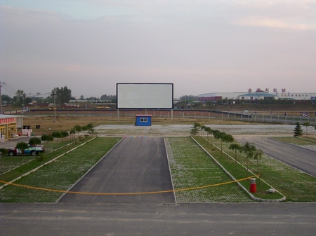 最大的汽车影院登场金港汽车公园(图)