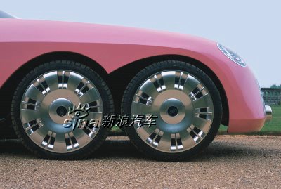组图:福特展示为电影特制的FAB1六轮跑车(二