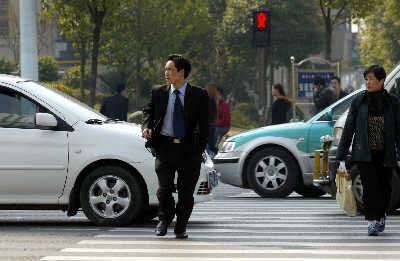 上海:8成行人称右转车抢走绿灯时间(图)