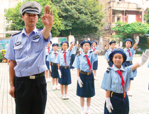 广州交警下月使用新手势指挥 手势11种减为8种