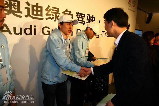 �µ���ɫ��ʻ��ݼӢѵ��Ӫ