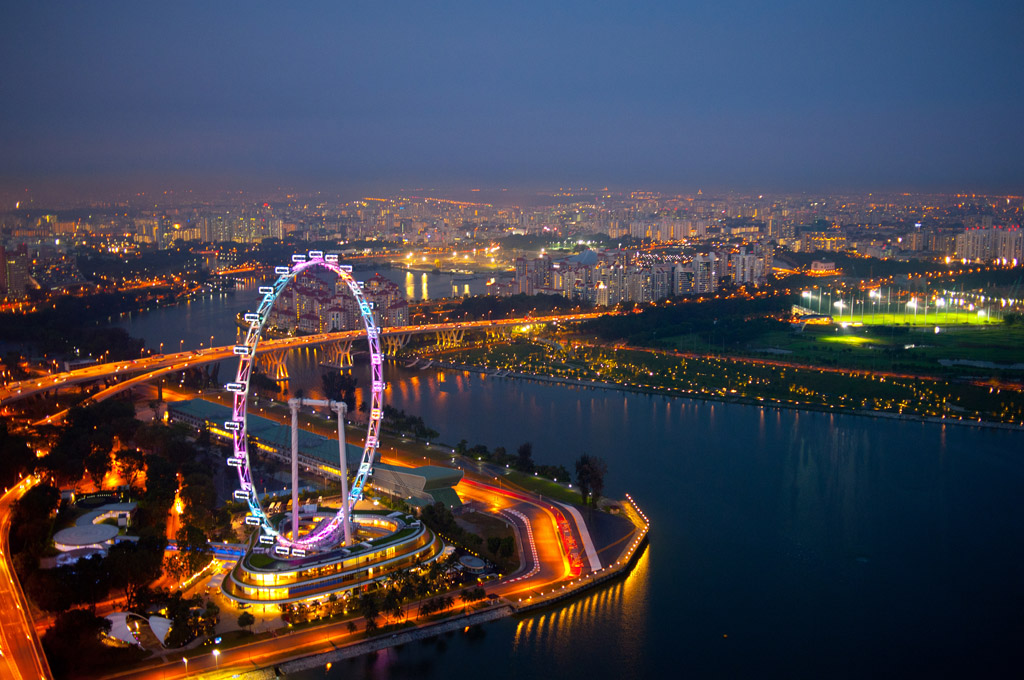 全球五大浪漫摩天轮   高度:165米 每圈耗时:37分钟 新加坡是一个形式